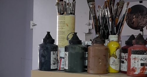 botes y pinceles de pintura