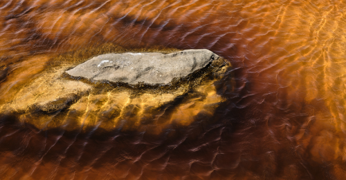 fotografía de una roca sumergida