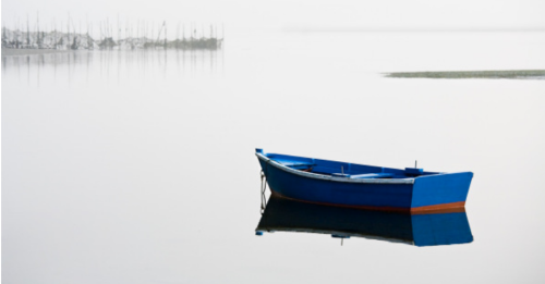 fotografía de una barca en un lago