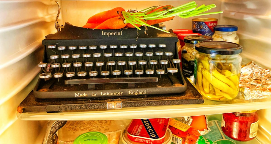 maquina de escribir dentro de un frigorífico